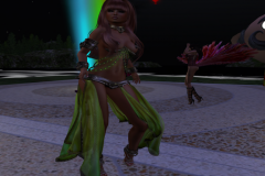 Anthena avait laisse ses belles plumes au dressing!